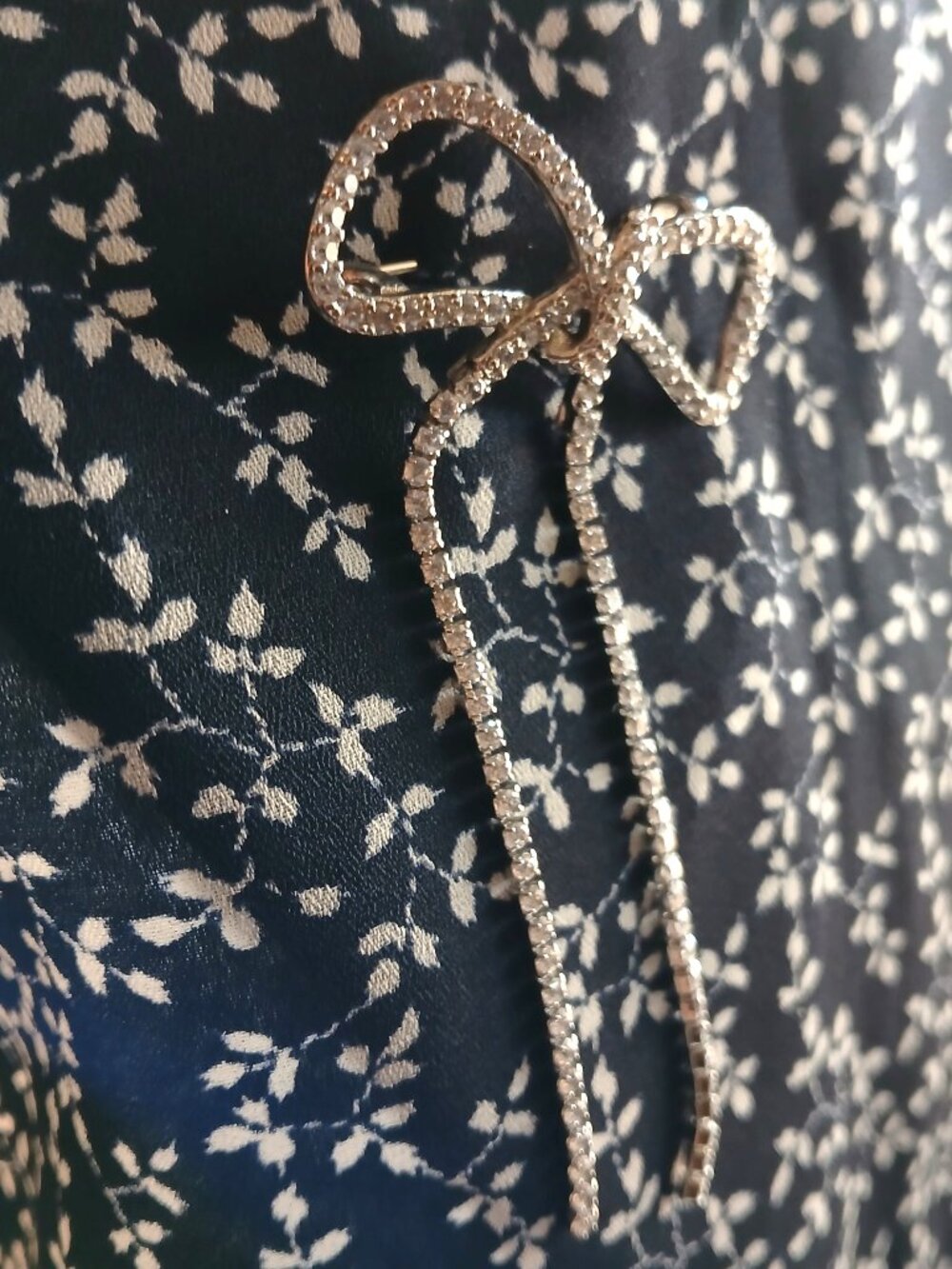 Vintage Style Long Ribbon Crystals Brooch - Picture 4 of 7